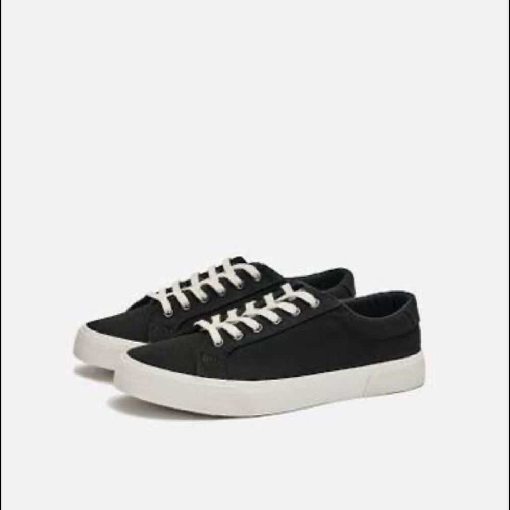 Men’s unworn “New Republic by Mark Mcnary” shoes